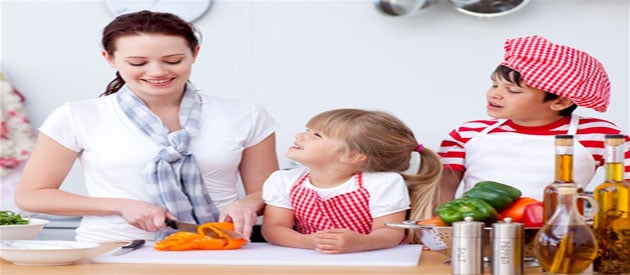 mom cooking with kids [1]